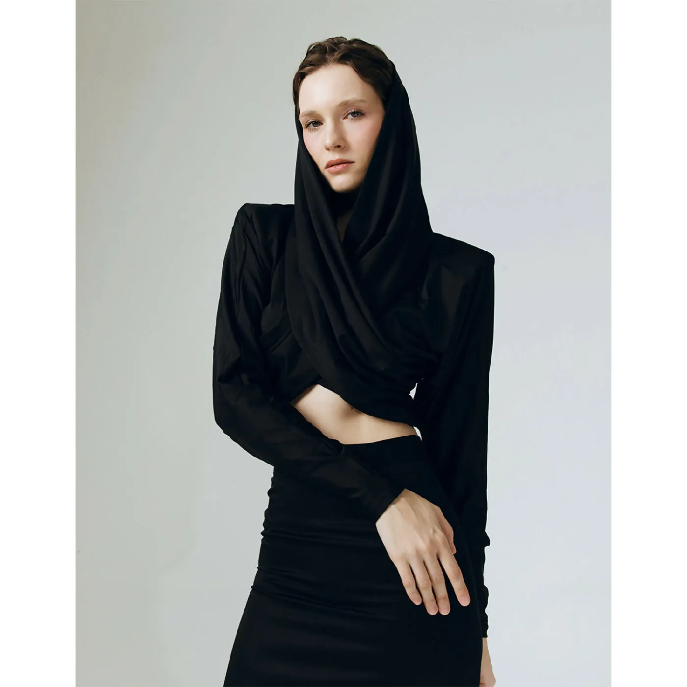 BLACK ECLIPS CROP HOODIE