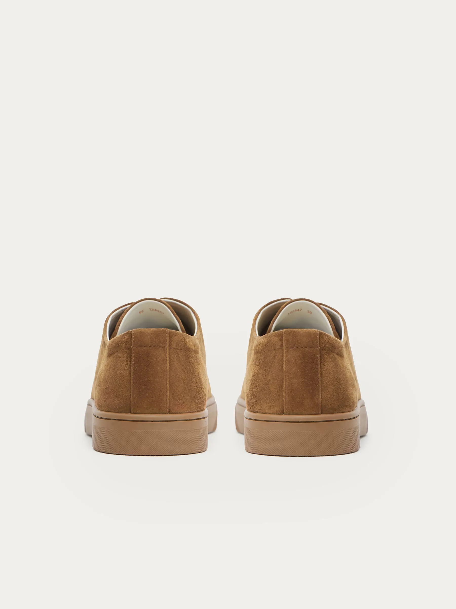 Closed lacing sneakers