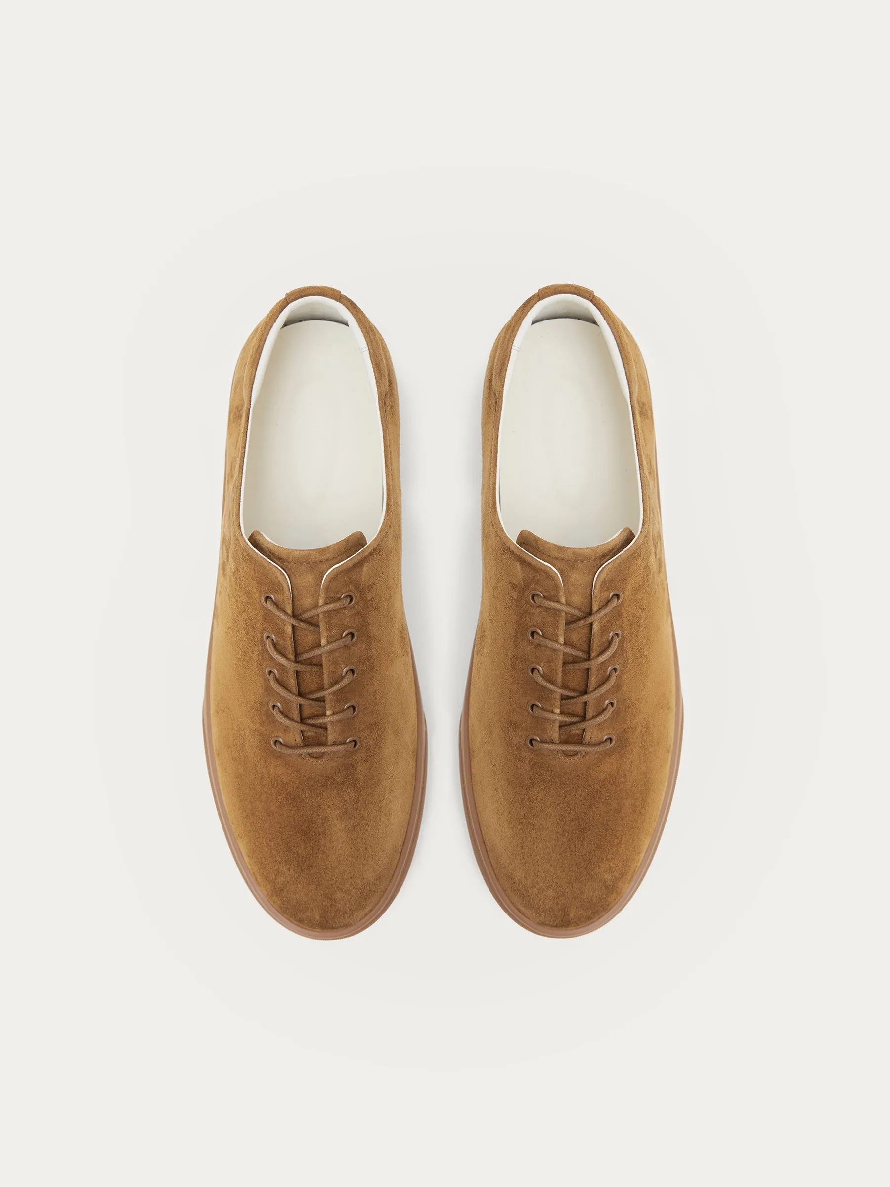 Closed lacing sneakers