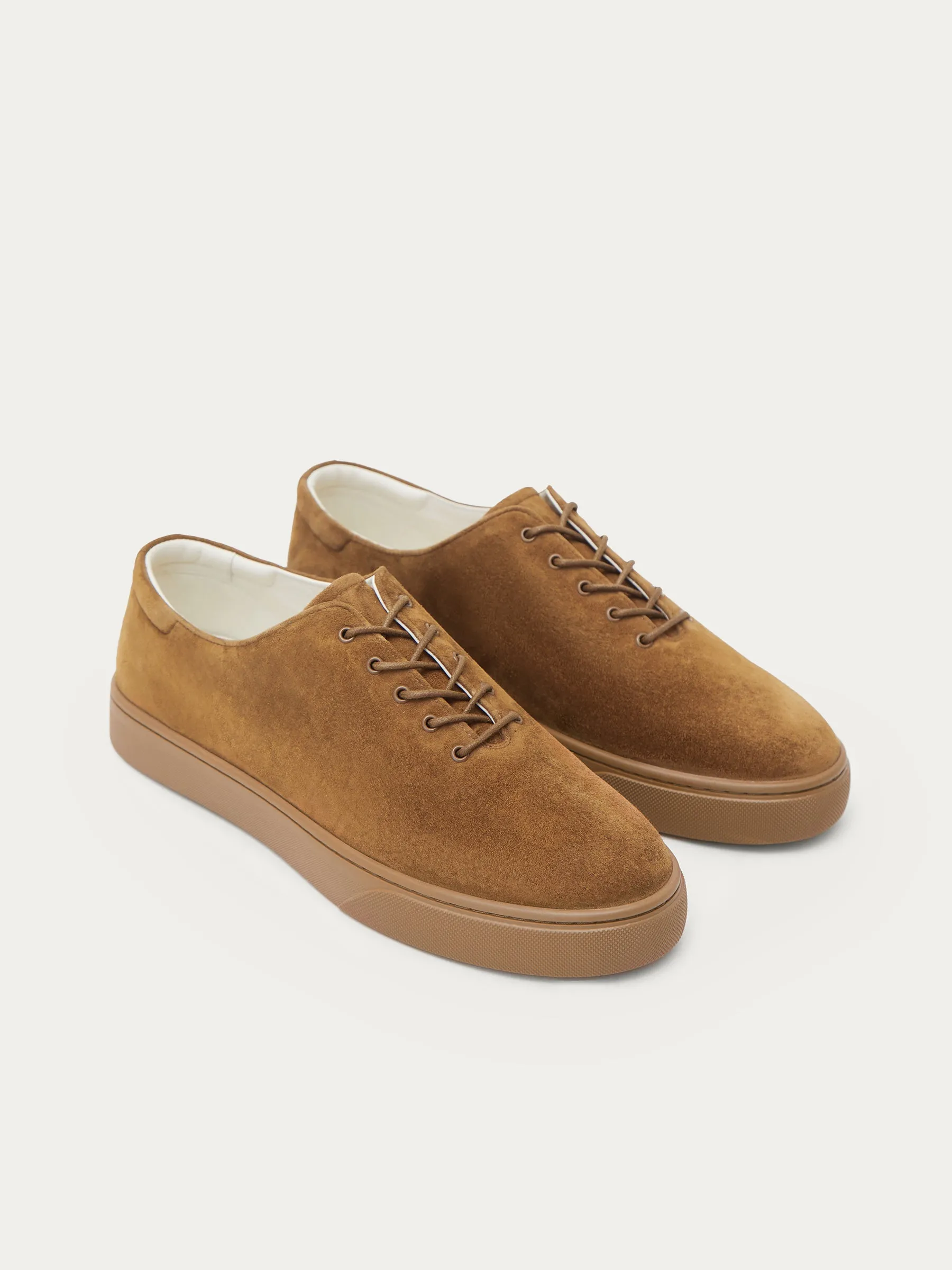 Closed lacing sneakers