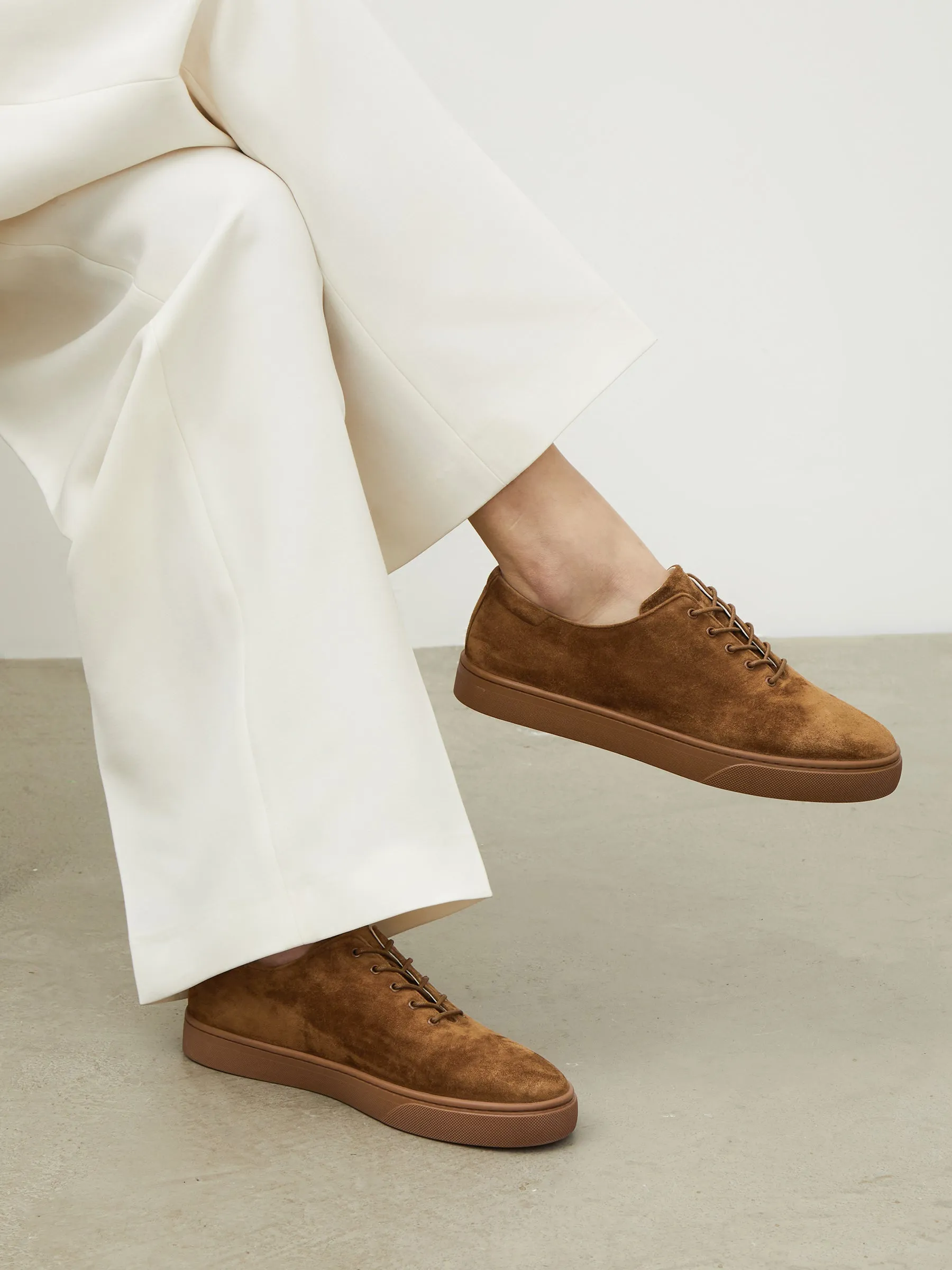 Closed lacing sneakers