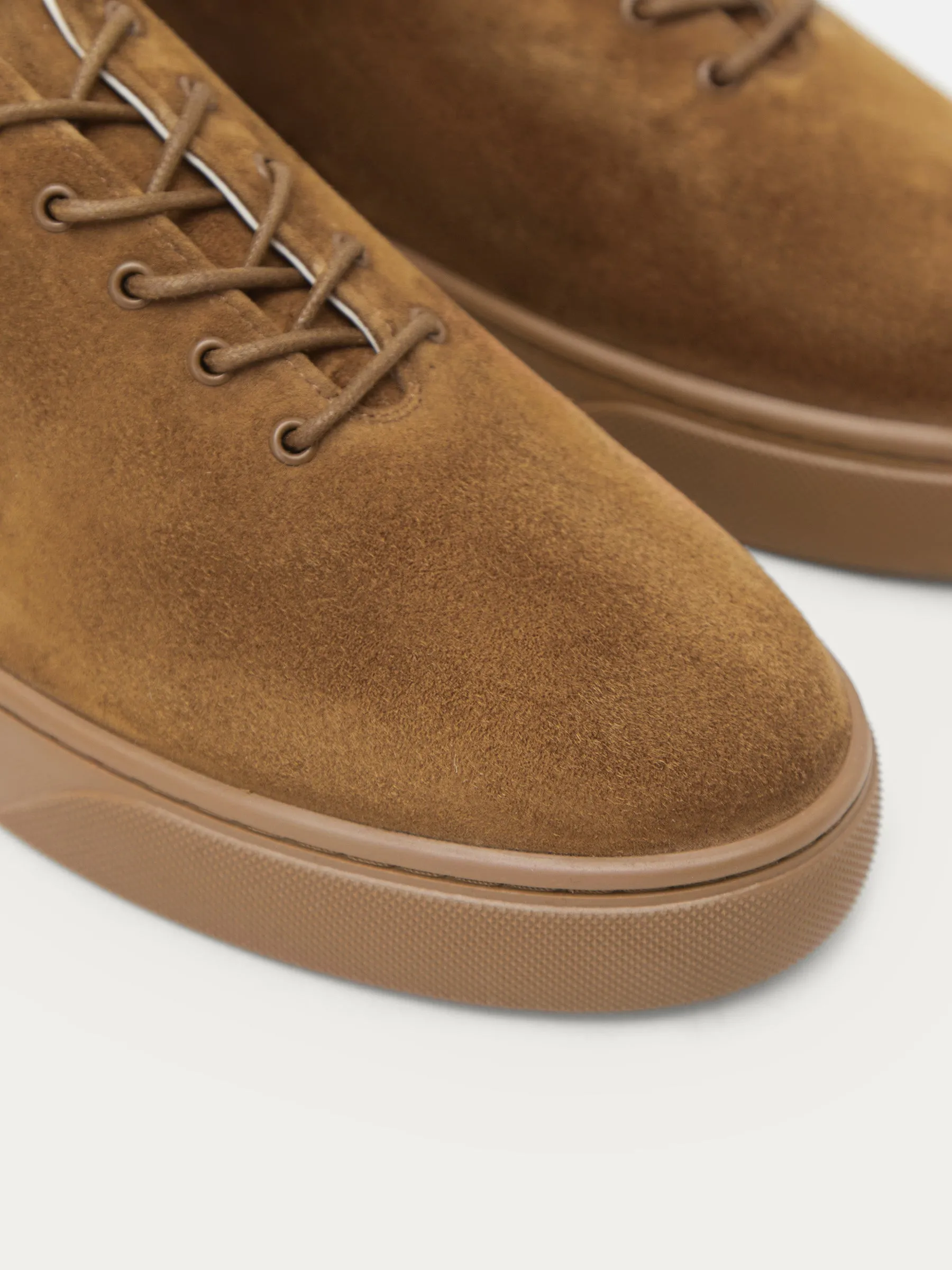 Closed lacing sneakers