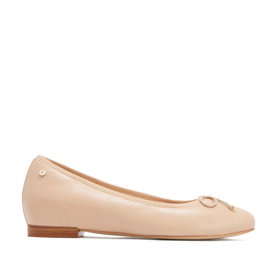 Elizabeth II Warm Sand