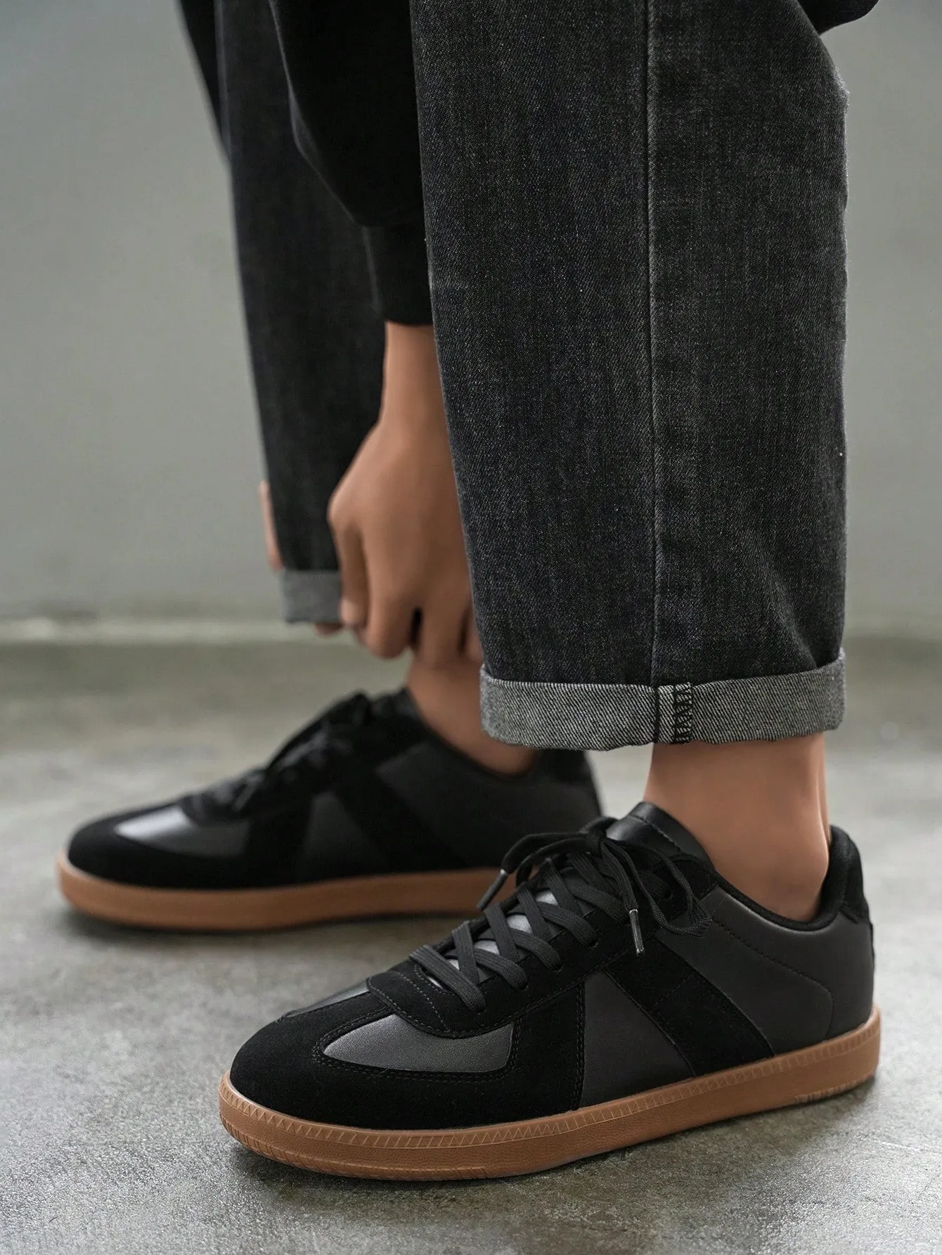 Men's Comfortable Solid Black Durable Versatile Casual Trainers, Vintage Leather Splicing Couple Non-Slip Sports Shoes
