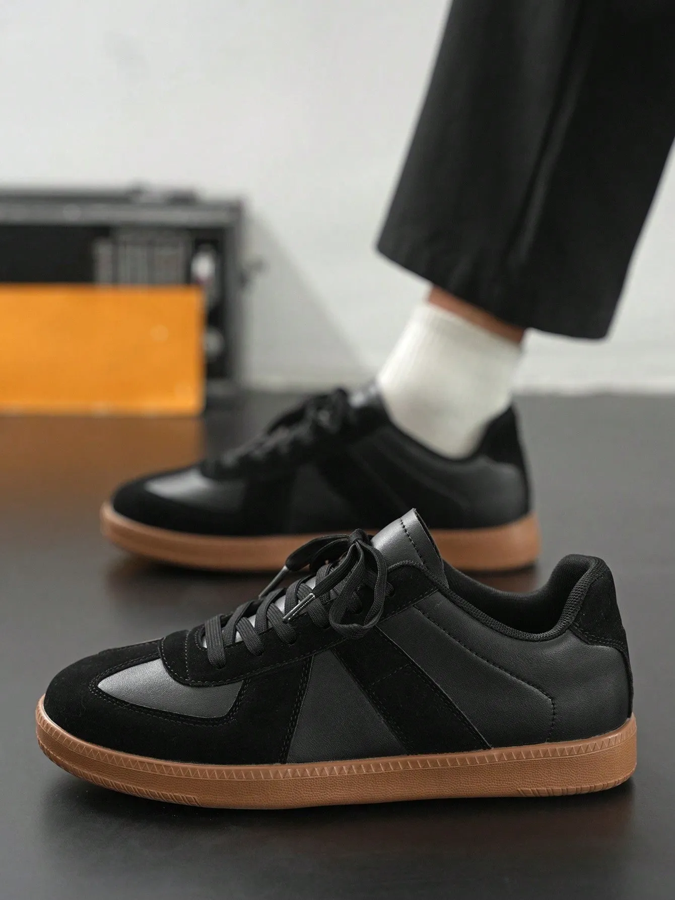 Men's Comfortable Solid Black Durable Versatile Casual Trainers, Vintage Leather Splicing Couple Non-Slip Sports Shoes