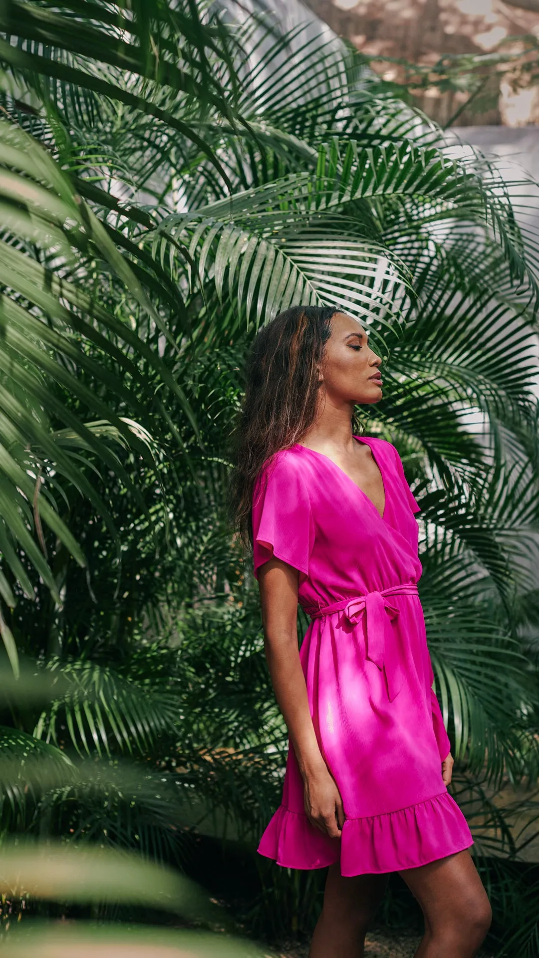 Robe femme courte fuchsia coupe cache-cœur avec ceinture nouée