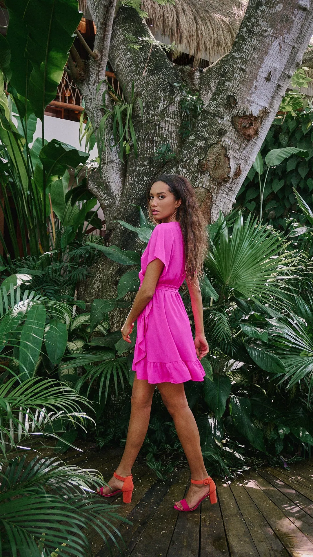 Robe femme courte fuchsia coupe cache-cœur avec ceinture nouée